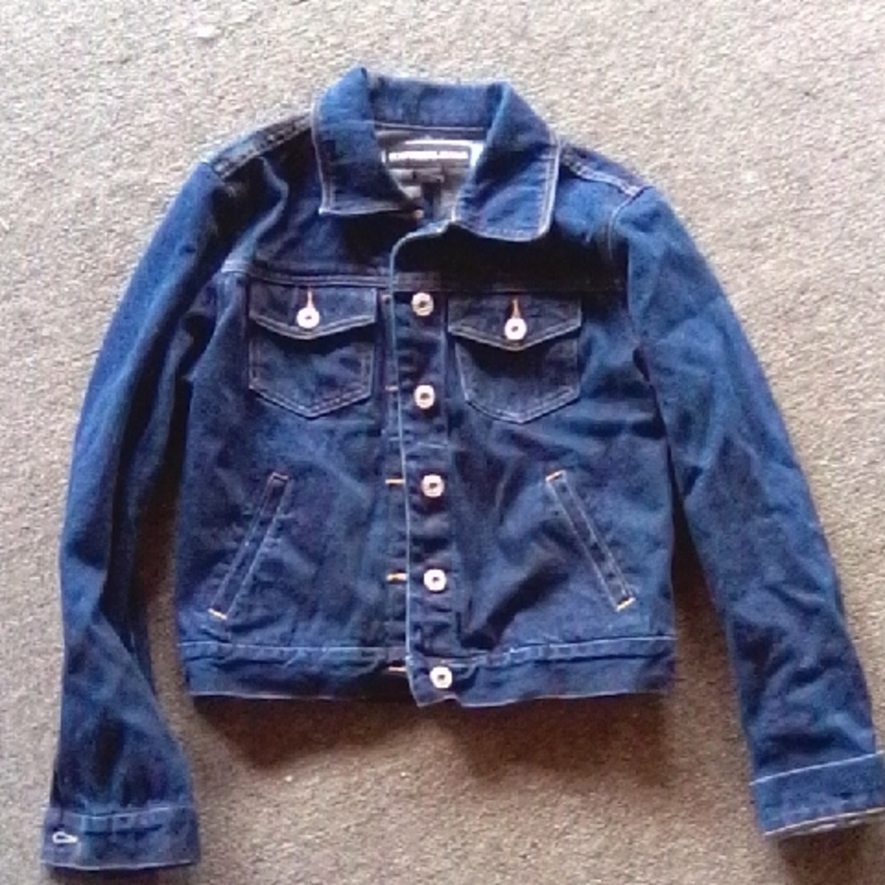 Classic Blue Jean Jacket with Cropped Cut and Long Sleeves
